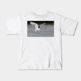 Snowy Owl flyby Kids T-Shirt